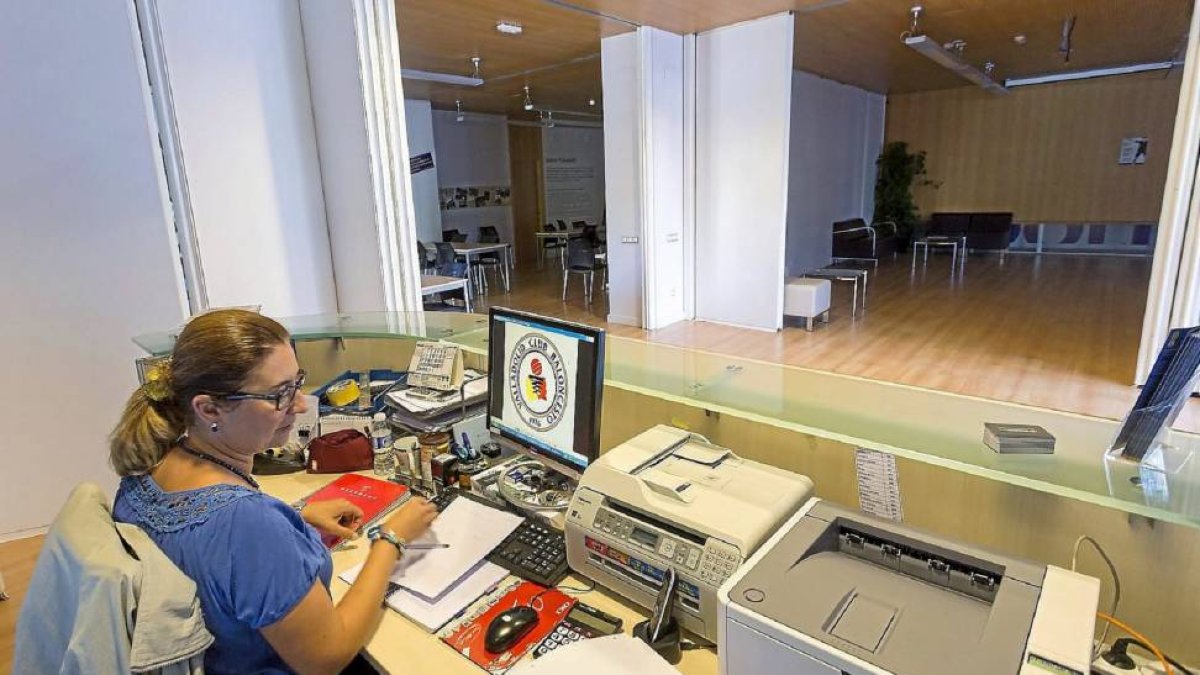 Lourdes Martín en su puesto de trabajo en las oficinas del CB Valladolid en el polideportivo Pisuerga.-M.Á. Santos