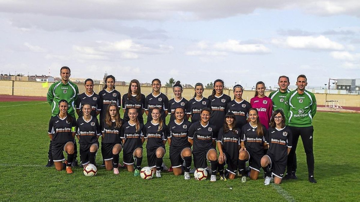 Las componentes del C.D. F.F. Medina Ciudad del Mueble posan antes de comenzar uno de sus partidos junto al cuerpo técnico.-E. M.