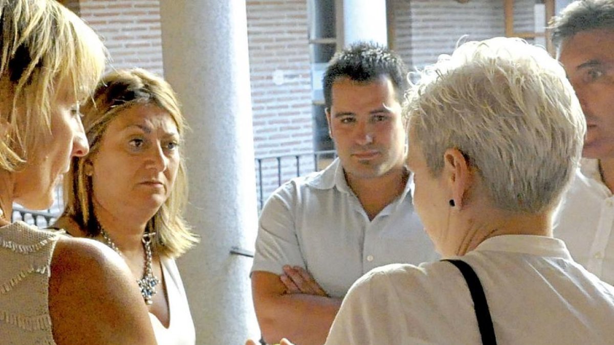 Teresa López habla con los ediles de Gana Medina durante un receso en un pleno.-SANTIAGO