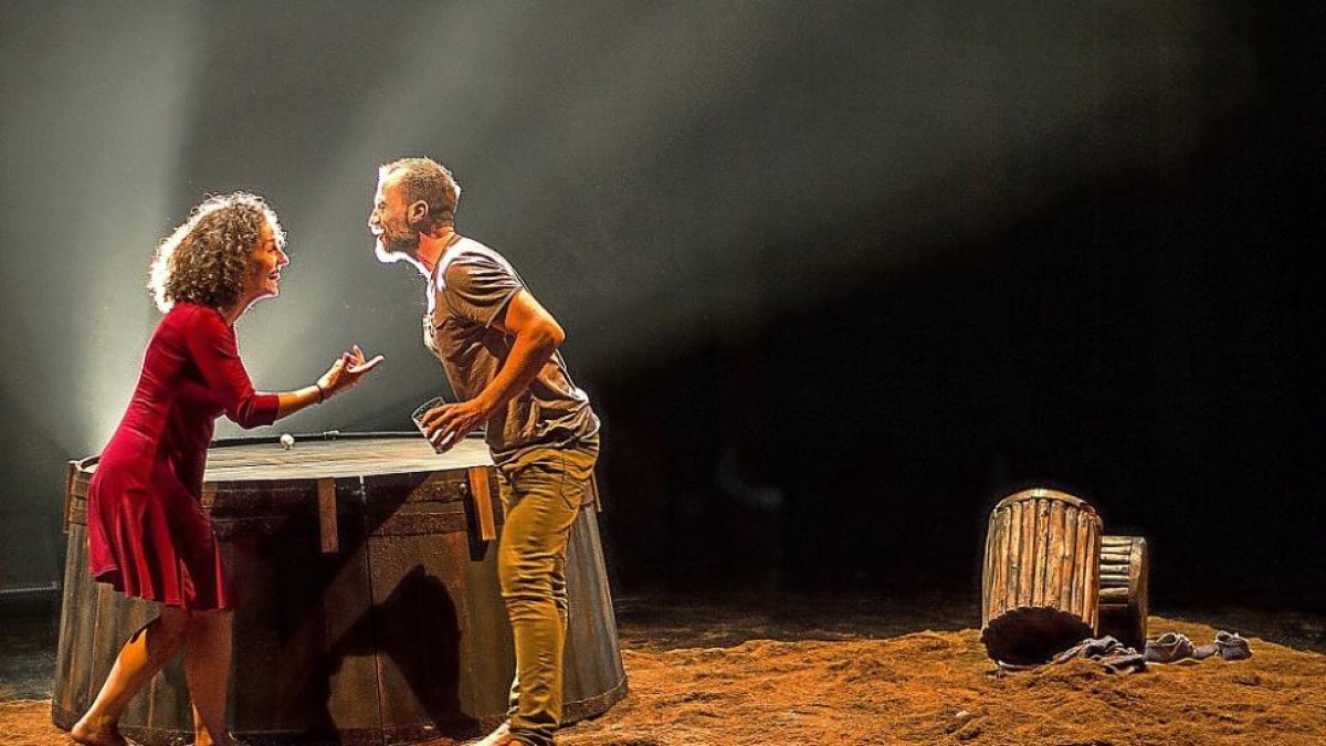 La vallisoeletana María San Miguel y el salmantino Alfonso Mendiguchia en una escena de la pieza ‘Viaje al fin de la noche’. ALBA MUÑOZ