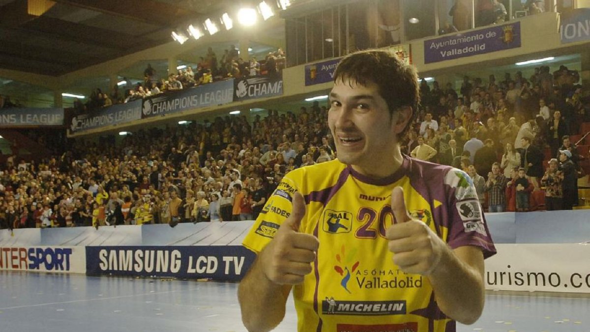 Ávila celebra, con la camiseta delBMValladolid y en un Huerta del Rey lleno, una victoria ante el Pick Szeged-J.M. Lostau
