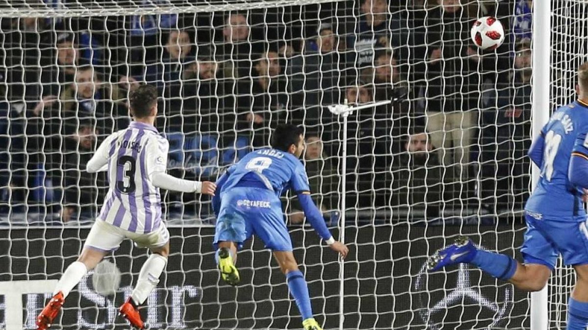 Ángel cabecea a placer para marcar el gol del Getafe, anoche en el Coliseum, mientras Moi observa la jugada sin poder hacer nada para evitarlo.-PHOTO-DEPORTE