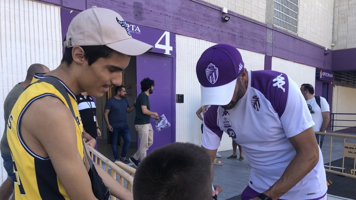 Pezzolano firma una camiseta a un niño tras el entrenamiento. / D. M.