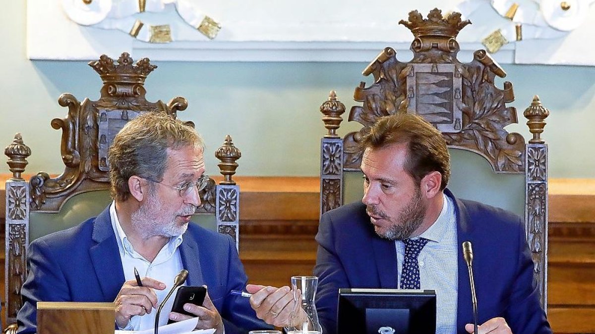 Manuel Saravia y Óscar Puente conversan durante el pleno del Ayuntamiento.-J.M. LOSTAU