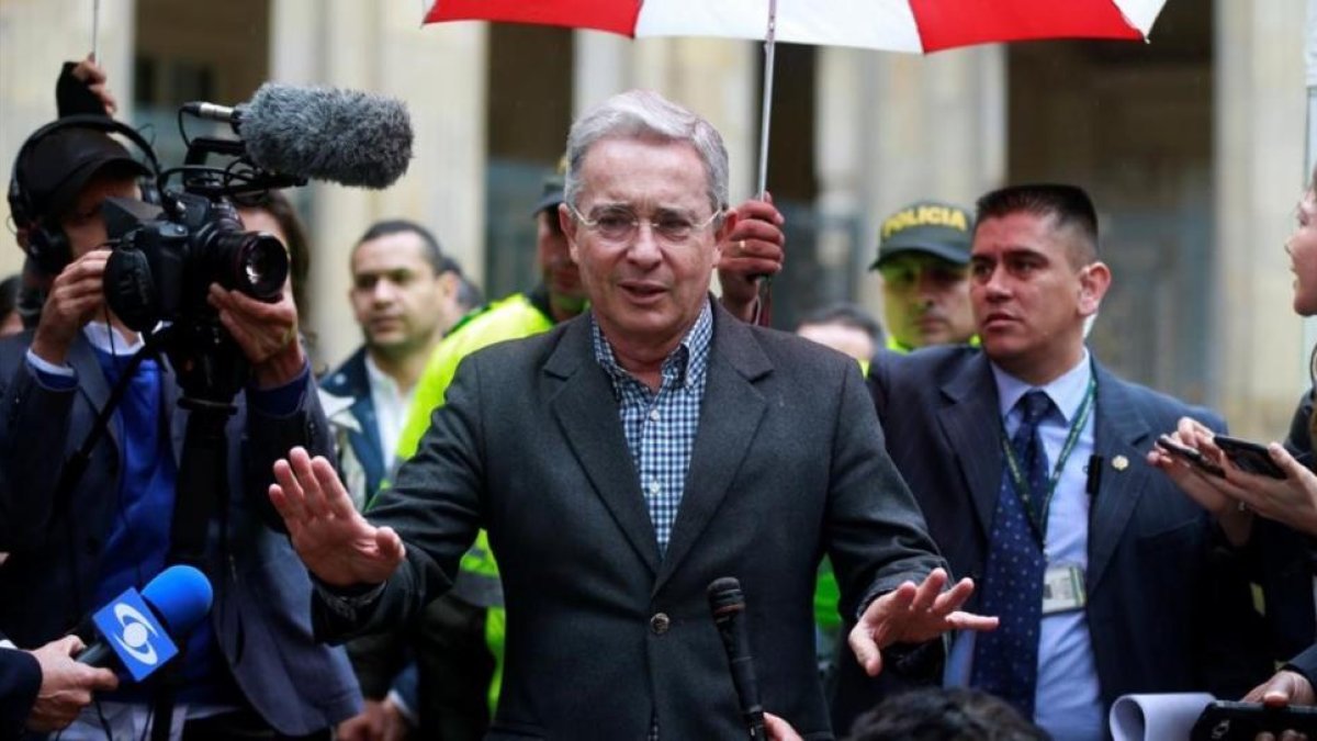 El expresidente Álvaro Uribe gesticula tras votar en el referéndum, este domingo, en Bogotá.-REUTERS / JOHN VIZCAINO