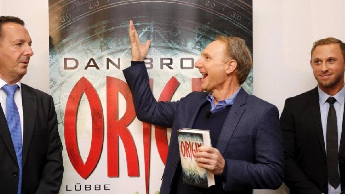 Dan Brown, en la presentación de Origen en la Feria del Libro de Fráncfort.-EFE / RONALD WITTEK