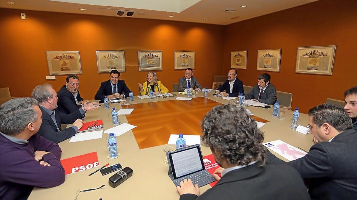 la consejera de Economía y Hacienda preside la reunión con los grupos sobre financiación autonómica.-ICAL