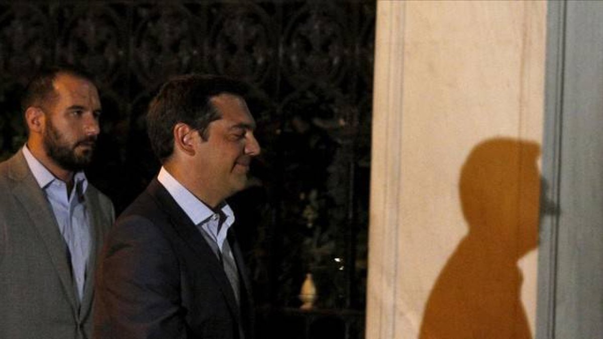 Fotografía en que se ve como el borde de una pared alarga la sombra de la nariz de Tsipras.-Foto:   REUTERS / STOYAN NENOV