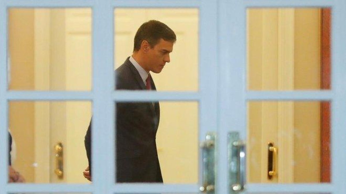 Pedro Sánchez, el pasado lunes, mientras esperaba en la Moncloa a la selección española de Baloncesto.-EFE / EMILIO NARANJO
