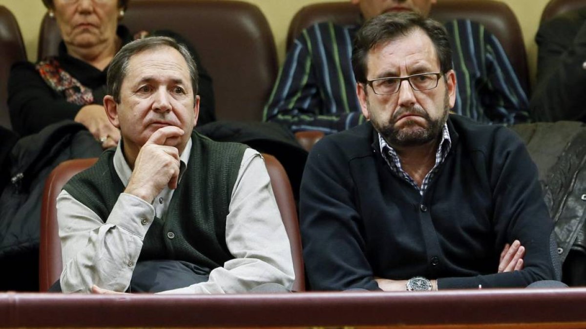 El alcalde del Condado de Treviño (Burgos), Ignacio Portilla (i), y el alcalde de la Puebla de Arganzón, Roberto Ortiz (d), asisten al pleno del Congreso-Efe
