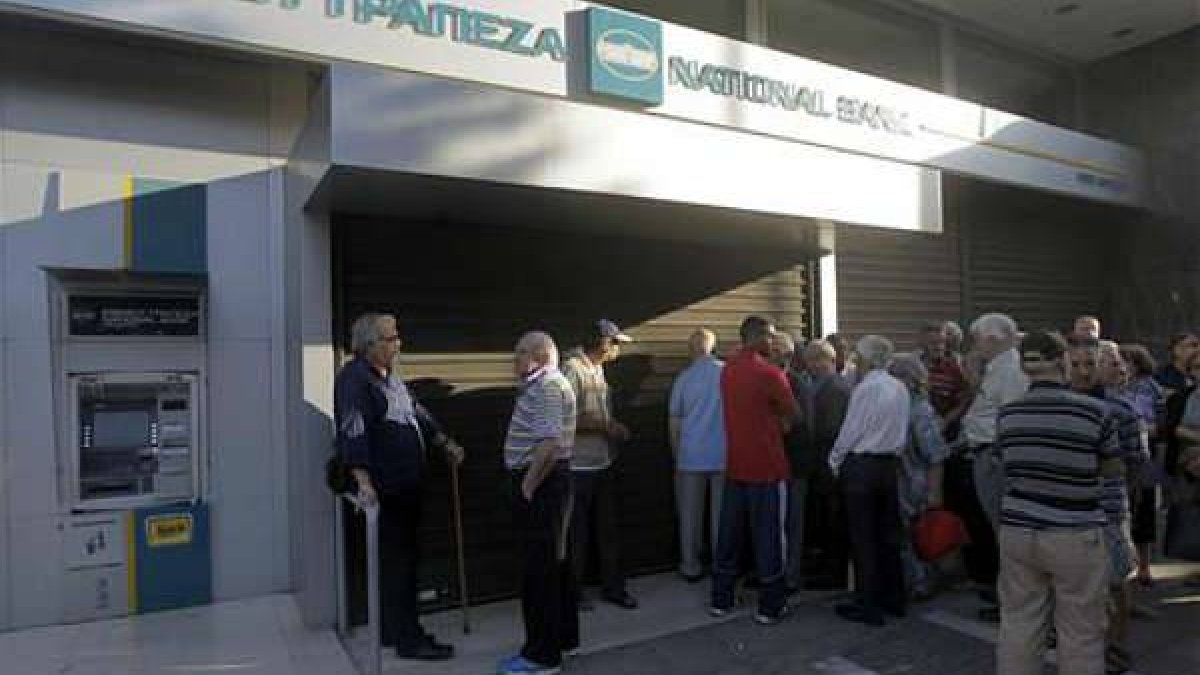 Con los controles de capital ya vigentes este lunes en Grecia, los jubilados han acudido por la mañana a las entidades bancarias a por sus pensiones.-Foto: EFE