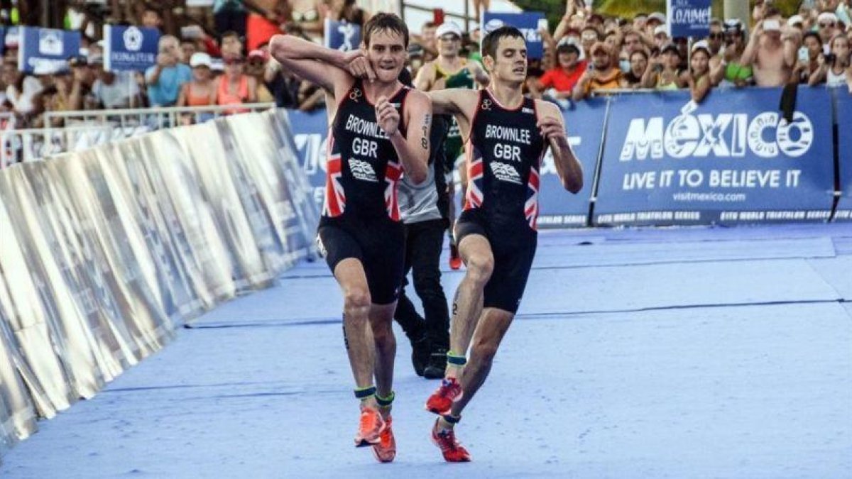 Alistair Brownlee ayuda a su hermano Jonathan a llegar a la meta del triatlon de México después de sufrir un golpe de calor.-ELIZABETH RUIZ