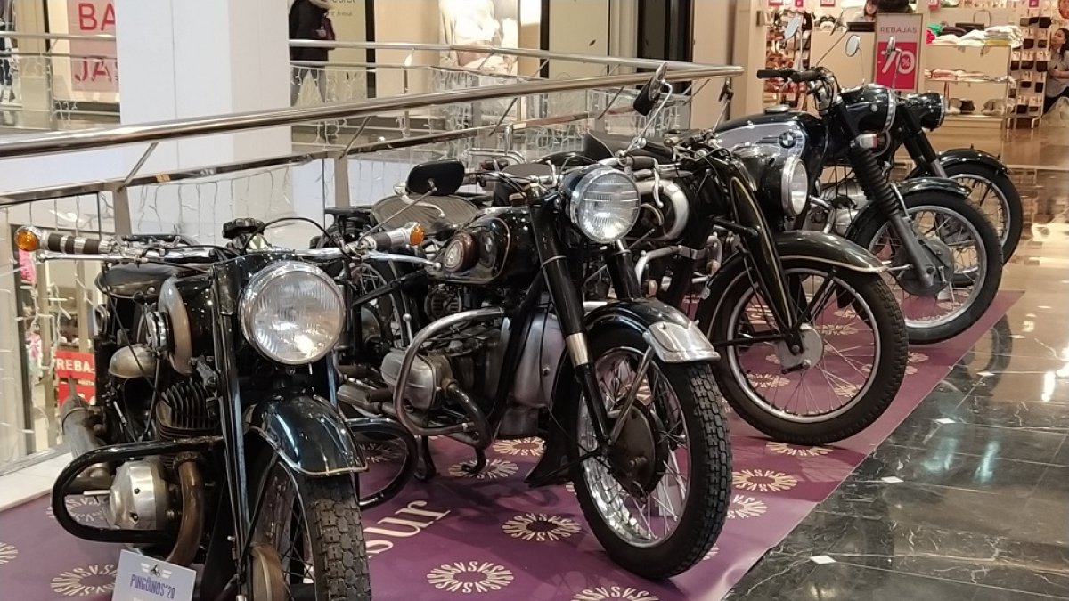 Exposición de motos en el centro comercial Vallsur de Valladolid. / E. M.
