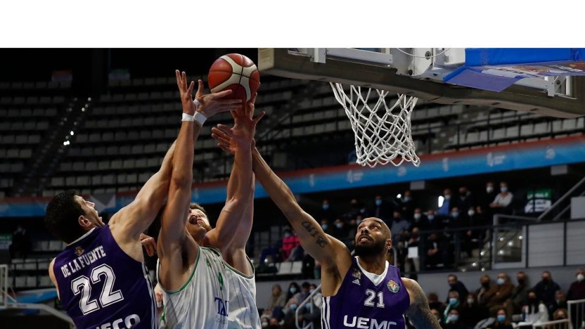 Sergio de la Fuente y Raffington luchan por el control de un rebote junto a Bilbao. / LOF