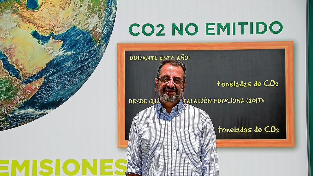 Luis Narvarte en el demostrador de riego fotovoltaico en Alaejos (Valladolid).-AIMCRA
