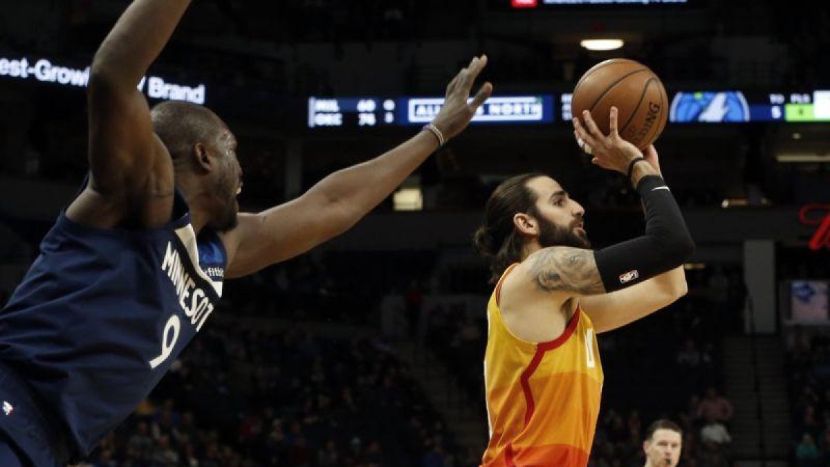 Ricky Rubio se dispone a encestar.-AP