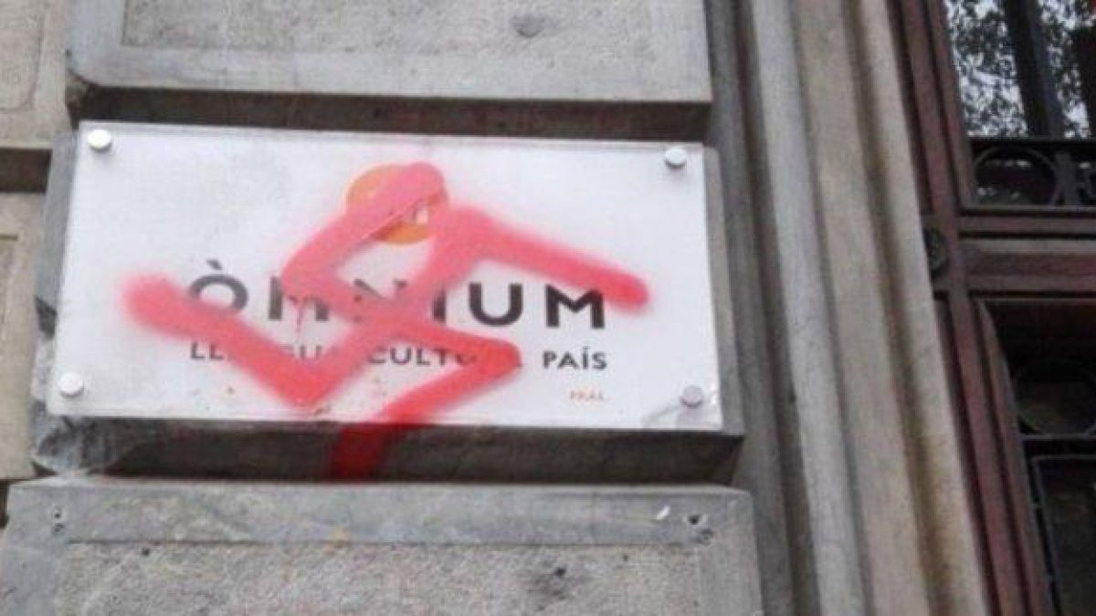Esvásticas pintadas en la fachada de Òmnium Cultural.-TWITTER ÒMNIUM