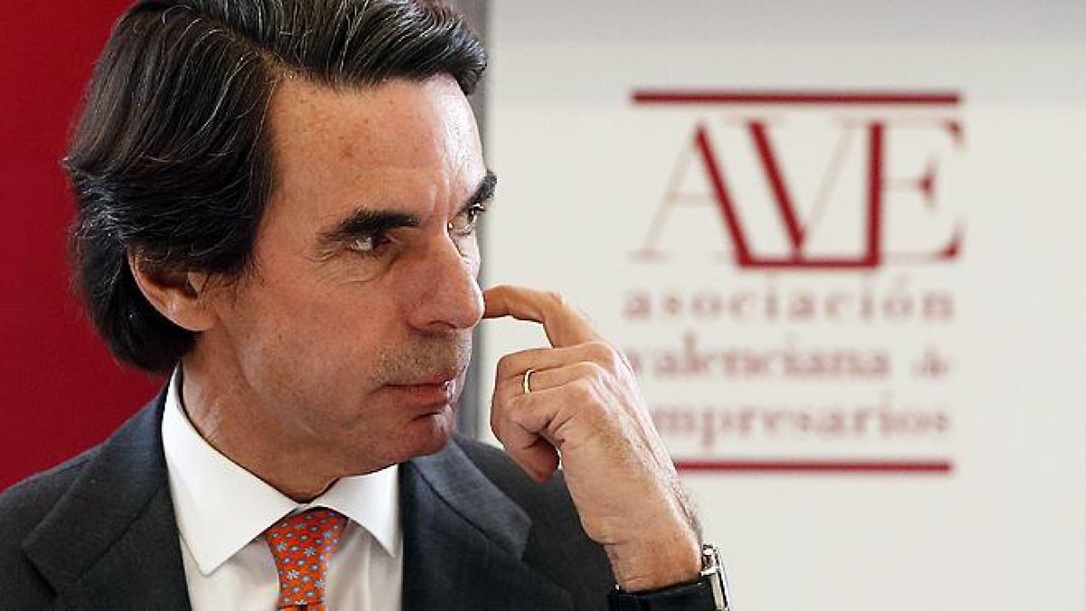 Aznar califica de 'incompleta' la ruta del gobierno para recuperar la economía.-