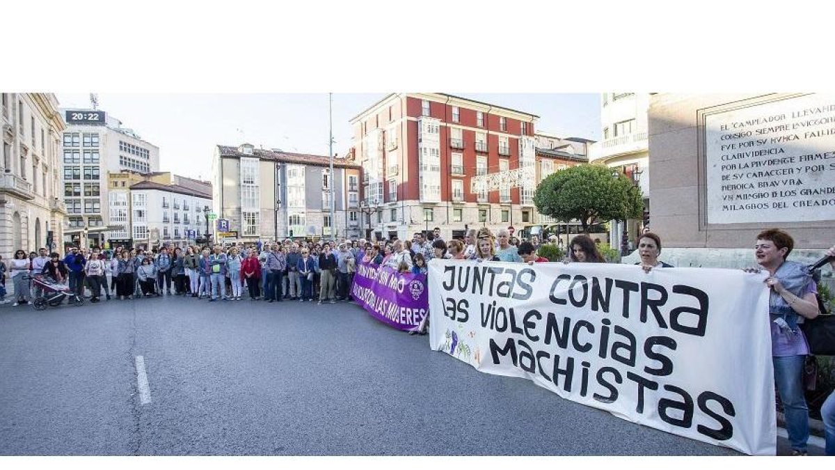 Concentración de repulsa por el asesinato, ayer, en la plaza del Cid.-S. O.