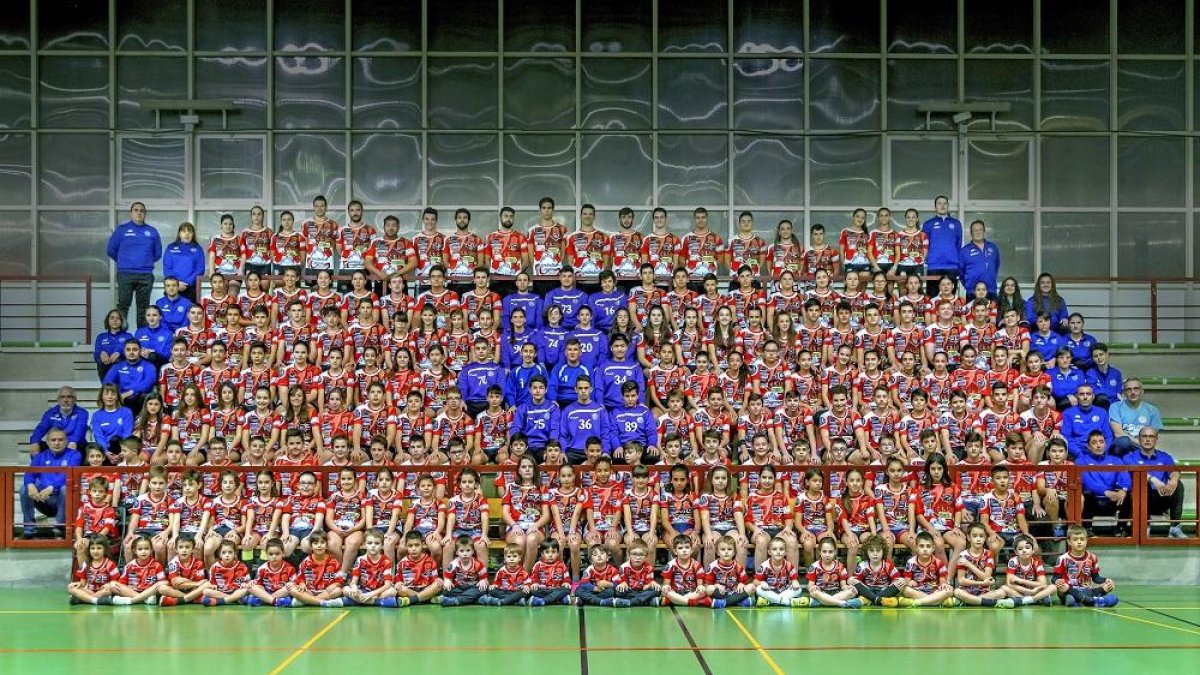 La gran familia del BM Laguna posa en las instalaciones del Polideportivo Municipal de la localidad vallisoletana.-S. VICENTE Y F. JÁÑEZ