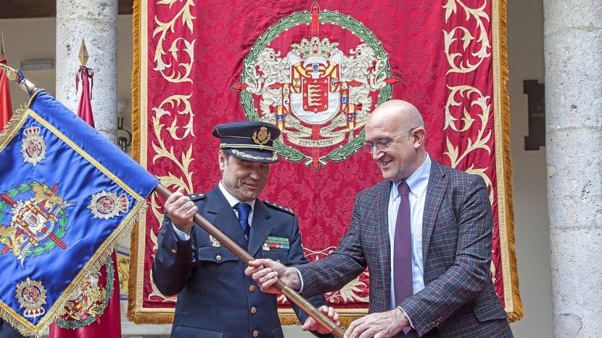 Jesús Julio Carnero entrega un guión de la provincia a Francisco Gómez Canedo.-ICAL