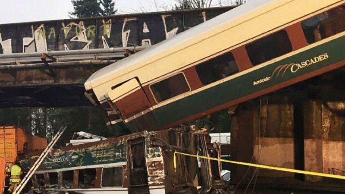 Un tren de Amtrak descarrila sobre la autopista interestatal en el condado de Pierce, estado de Washington, causando varios al menos 6 muertos y multiples heridos.-AGENCIAS