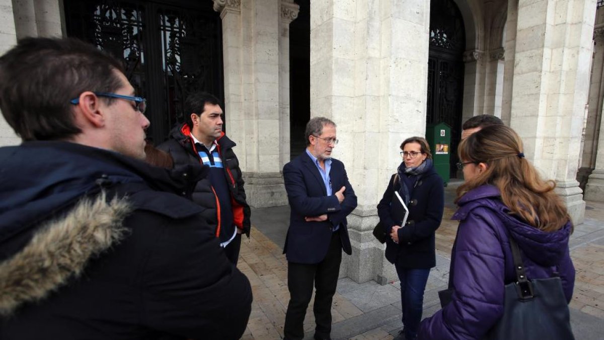 Manuel Saravia, ayer por la tarde, con el comité de empresa de Lex Nova.-ICAL
