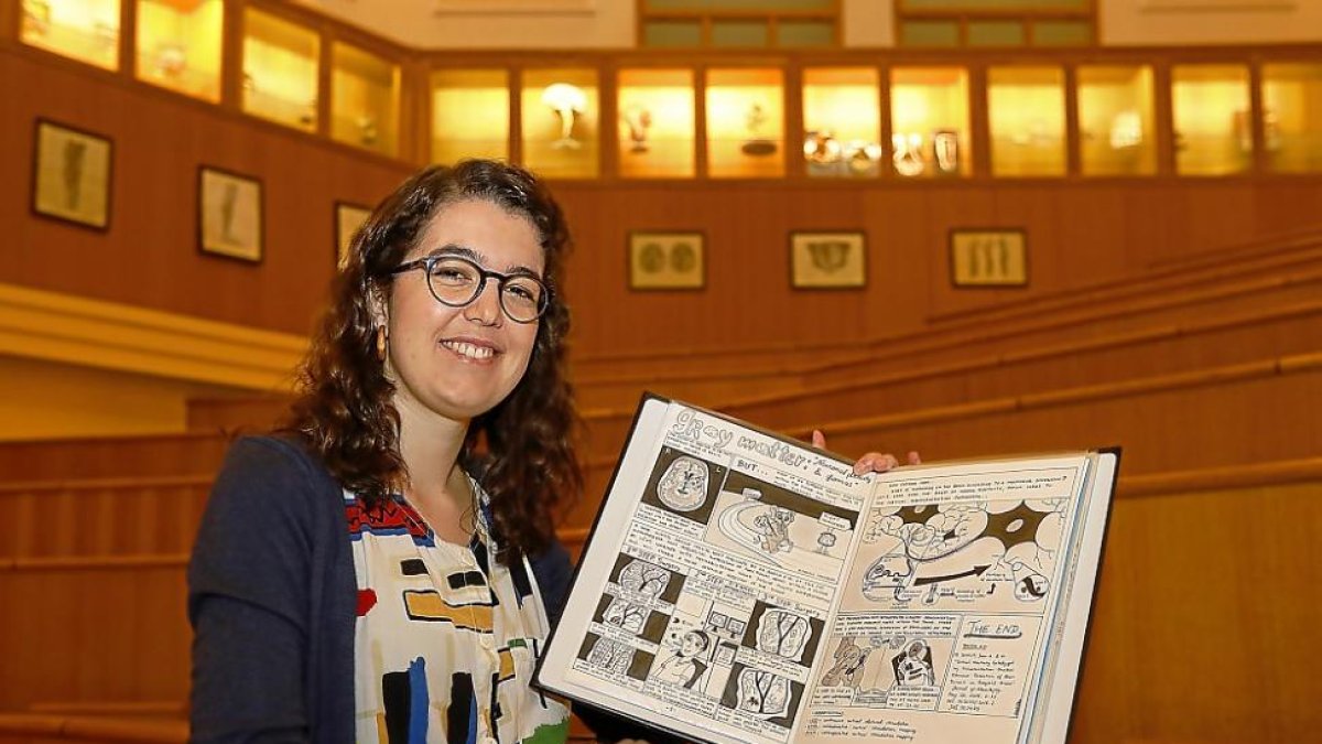Eugenia posa junto a sus primeros cómics de medicina, en una de las aulas de la Facultad.-J.M. LOSTAU