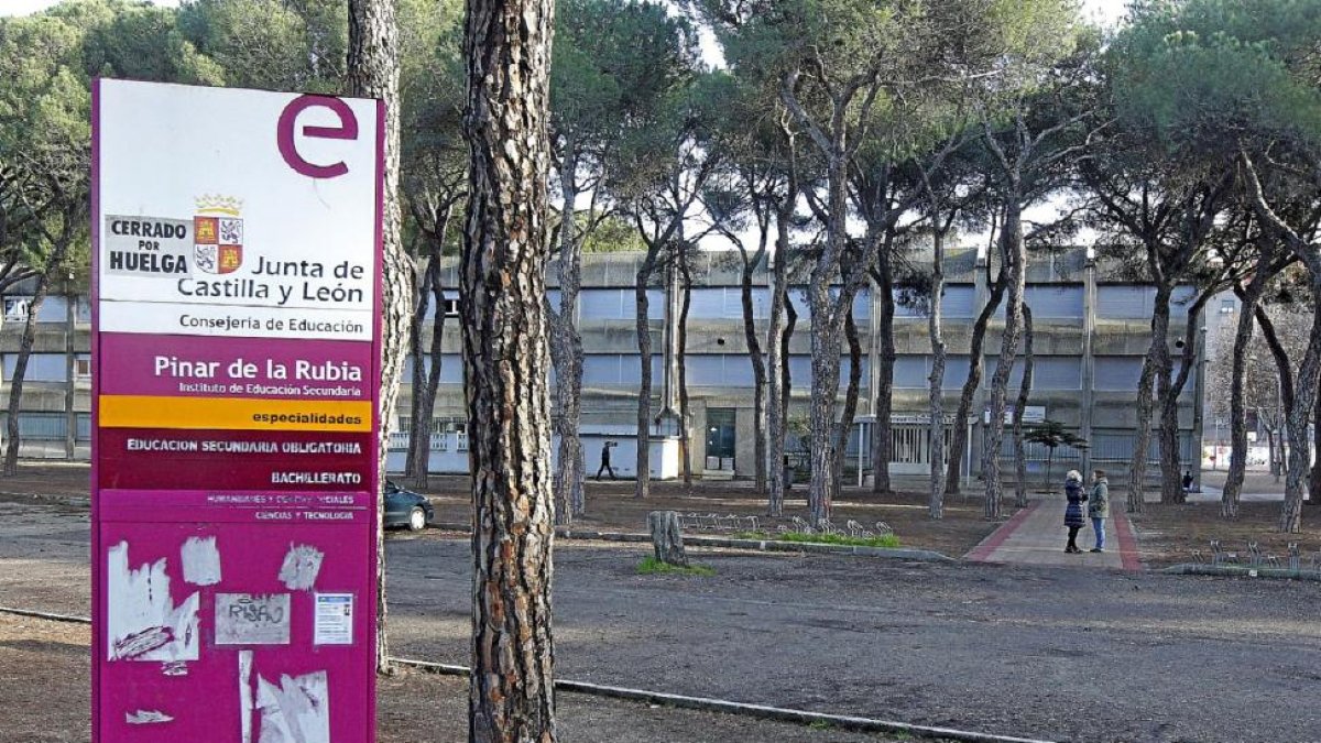 Fachada del instituto El Pinar de la Rubia, al que hasta hace un mes acudía la menor que denunció ‘bullying’.-J. M. LOSTAU