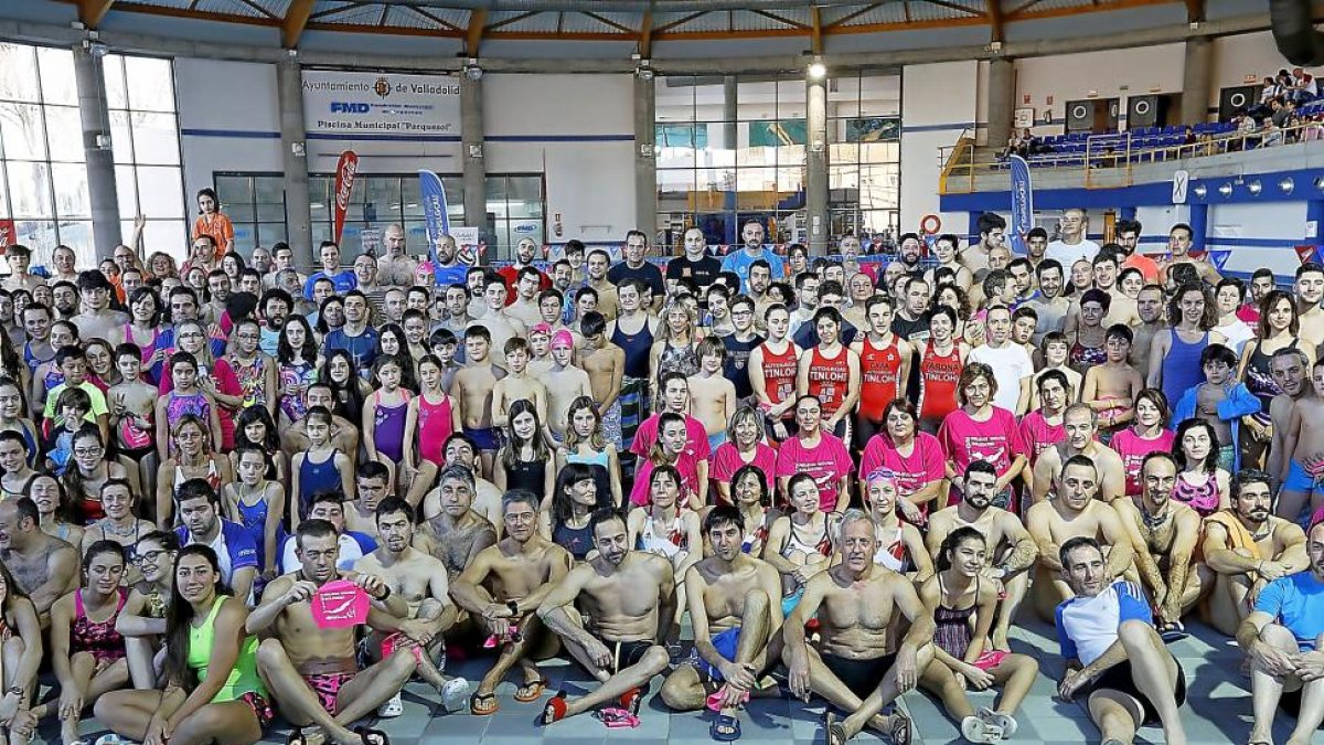 Participantes en el Relevo 100x100 solidario celebrado ayer.-J.M.LOSTAU