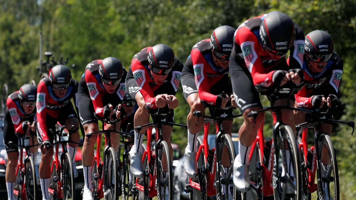 El BMC Racing Team durante la contrarreloj.-BENOIT TESSIER / REUTERS