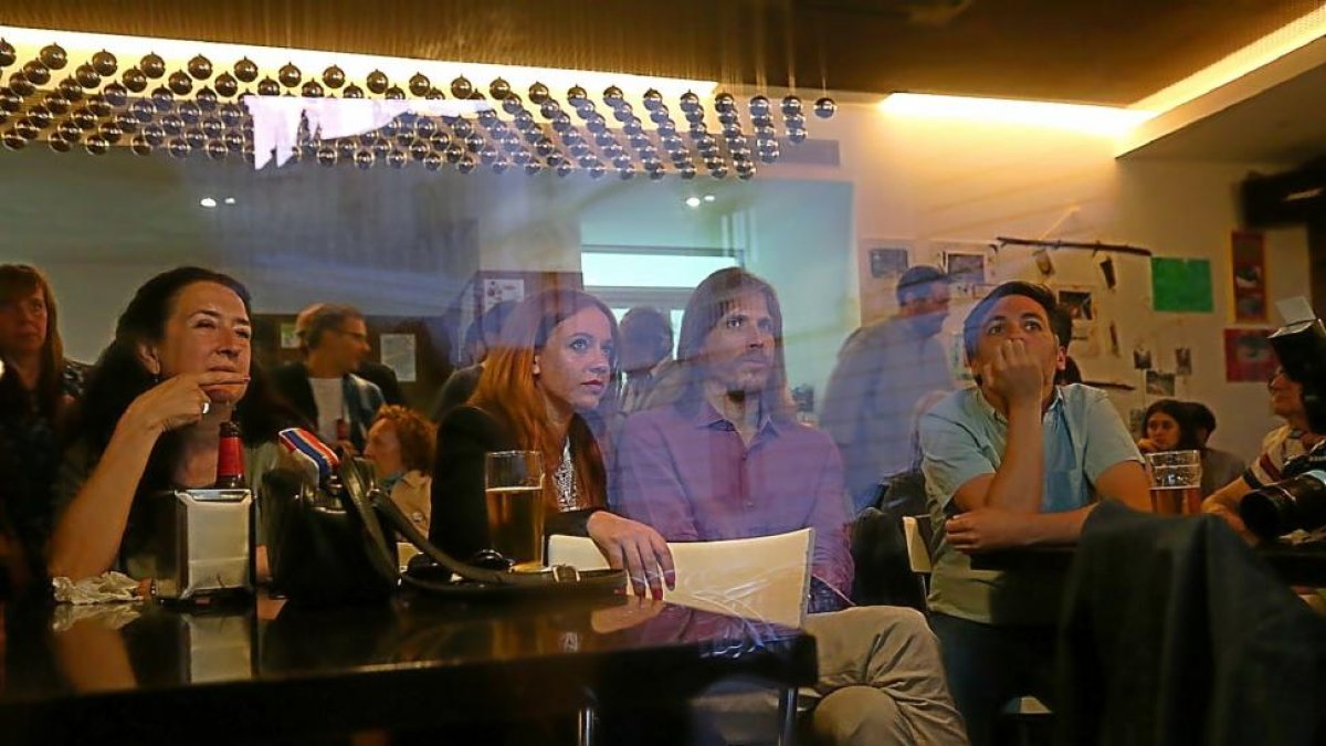 Pablo Fernández sigue los resultados junto a otros miembros de Podemos-ICAL