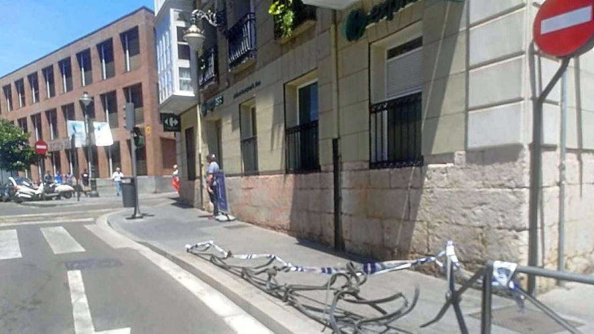 Vallas metálicas destrozadas tras el accidente de la conductora.-E. M.