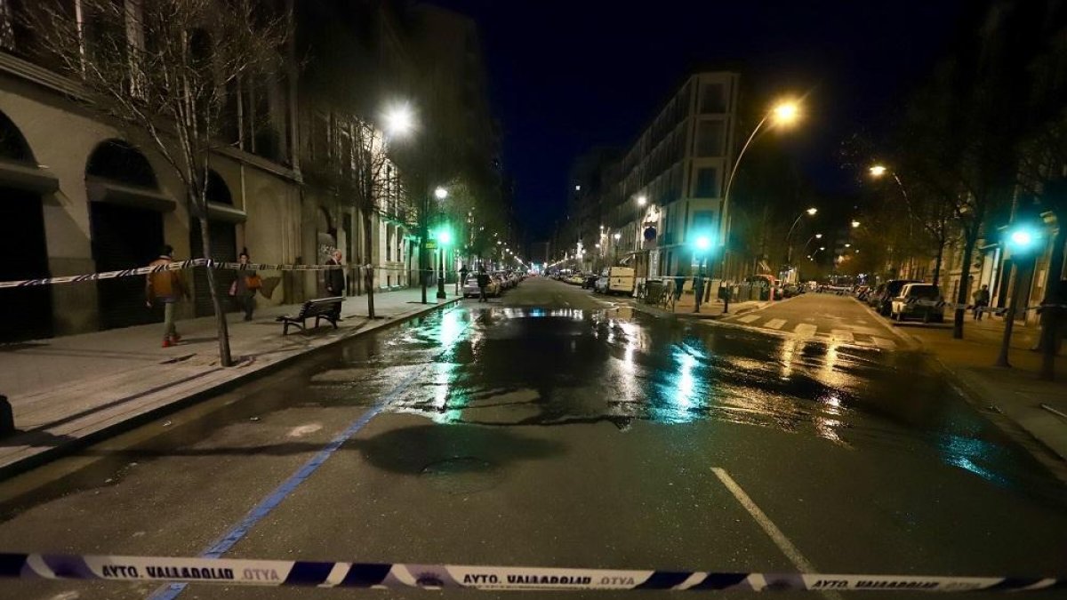 Reventón de una tubería de agua entre las calles Gamazo y Muro.-ICAL