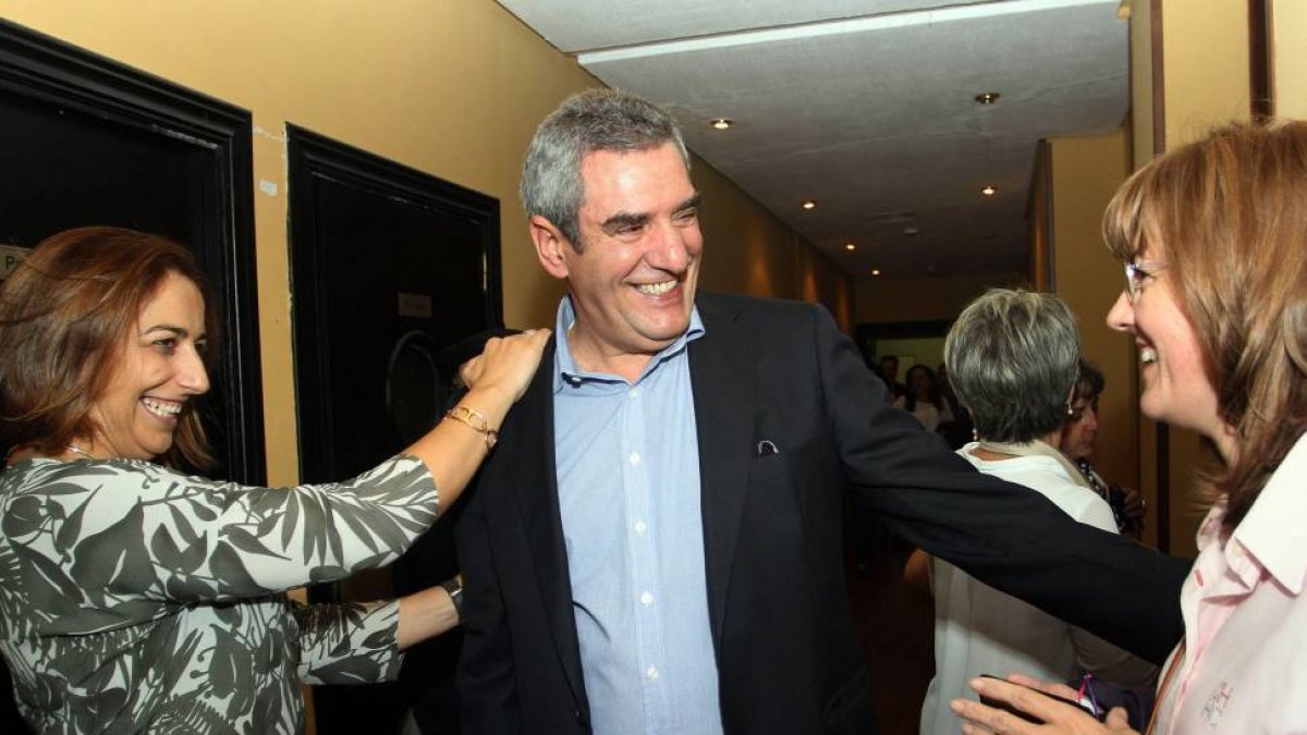 El diputado socialista Julio Villarrubia saluda a una afiliada del PSOE y a la secretaria general del Partido en Palencia, Miriam Andrés (I), a su llegada al Congreso extraordinario del PSOE de Palencia para designar a los delegados que acudirán al Congre-Ical