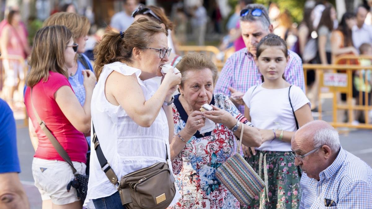 Varias personas disfrutan del postre en la Acera de Recoletos.-PABLO REQUEJO