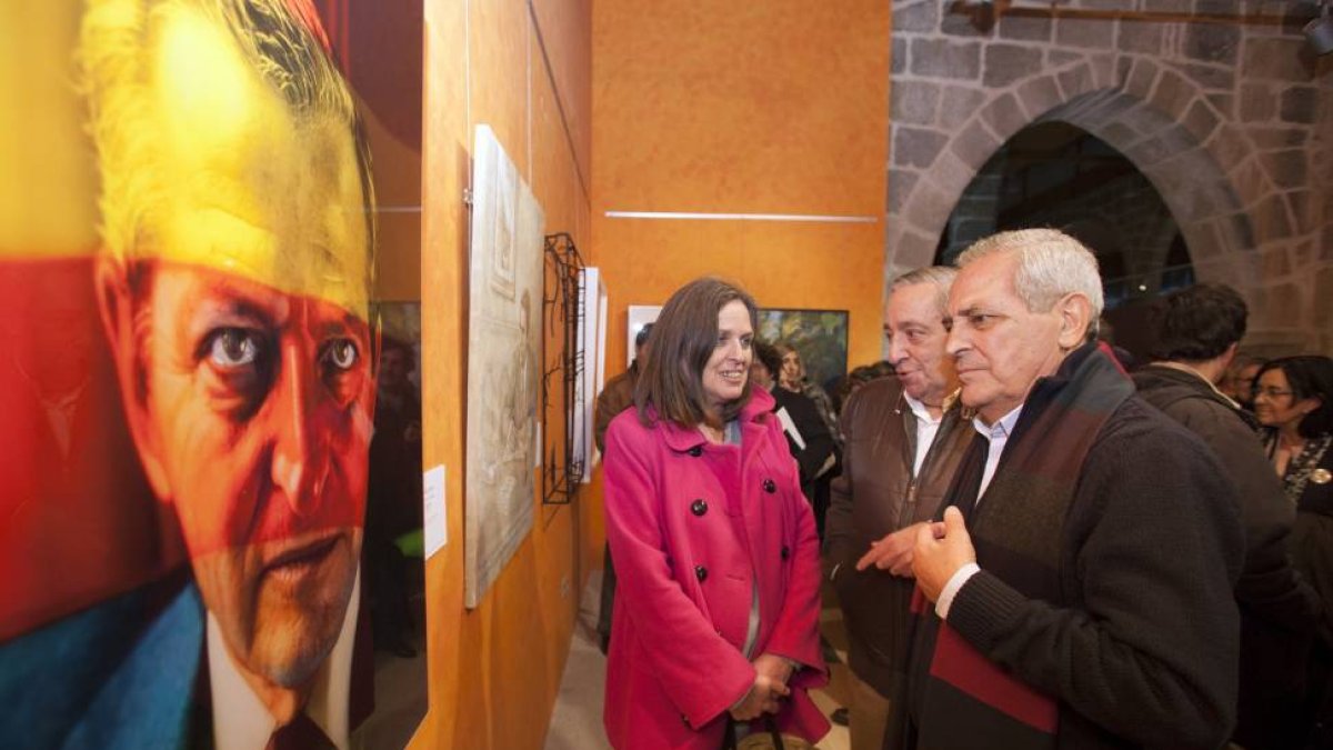 La artista Ouka Leele junto a dos de los hermanos de Adolfo Suárez la inauguración de la exposición de pintura-Ical