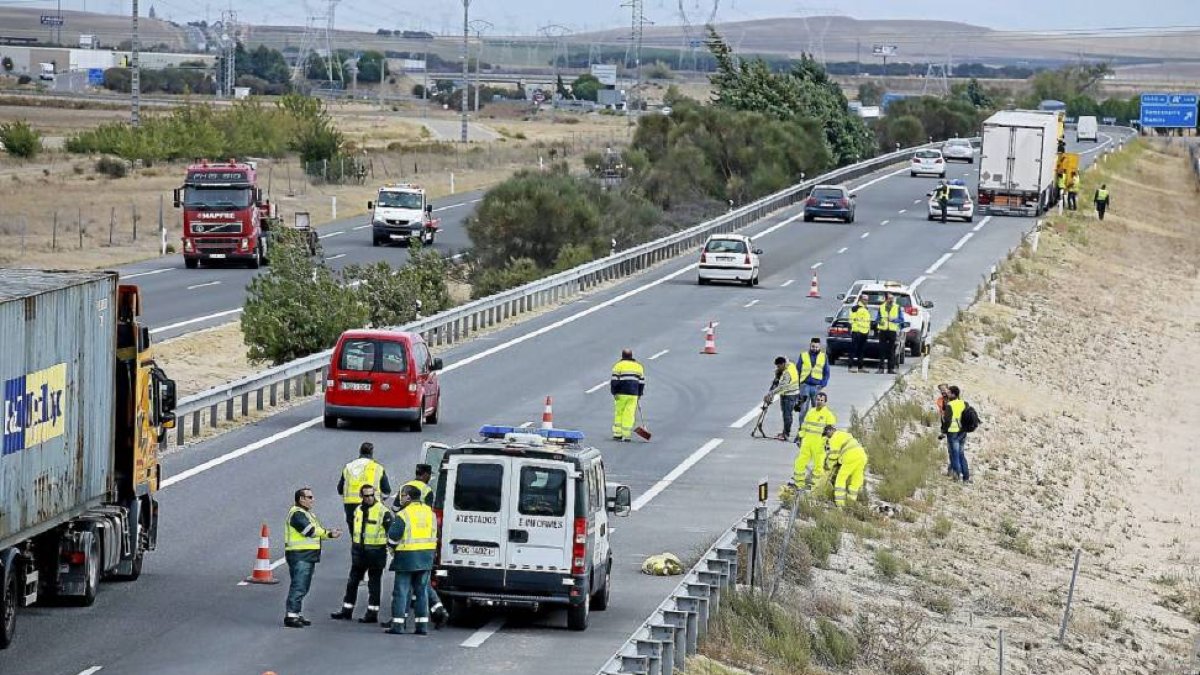 Efectivos de la Guardia Civil de Tráfico regulan la circulación en el tramo de la A-6 donde se registraron ayer los tres accidentes.-ICAL