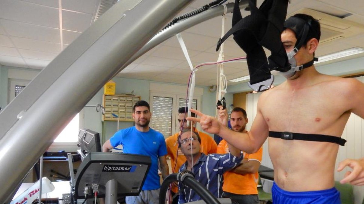 Estudiantes del grupo de Ciencias de la Actividad Física y del Deporte de la Universidad de León supervisan el entrenamiento de uno de los participantes del estudio.-EL MUNDO