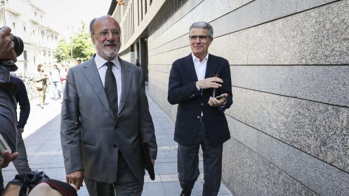 El exalcalde de Valladolid Francisco Javier León de la Riva y el exconcejal de Urbanismo Manuel Sánchez salen de los juzgados-ICAL