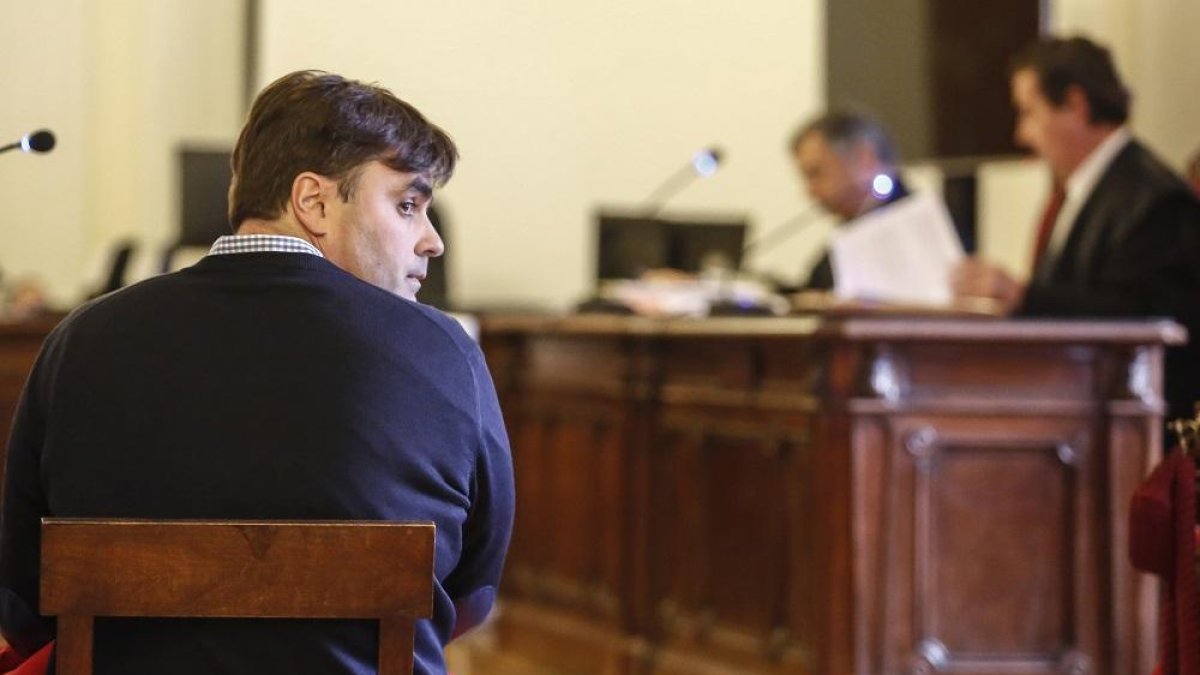 El alcalde de Cacabelos, Sergio Álvarez, sentado en el banquillo de los acusados.-ICAL