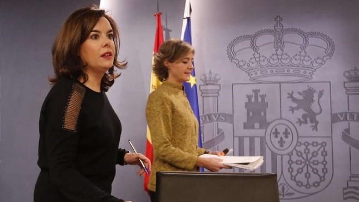 La vicepresidenta, Soraya Sáenz de Santamaría, y la ministra de Agricultura, en la rueda de prensa posterior al Consejo de Ministros.-JUAN MANUEL PRATS