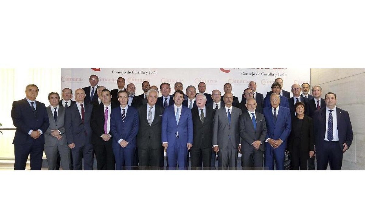 Foto de familia antes del comienzo del Pleno del Consejo de Cámaras de Comercio de Castilla y León, celebrado ayer.-ICAL