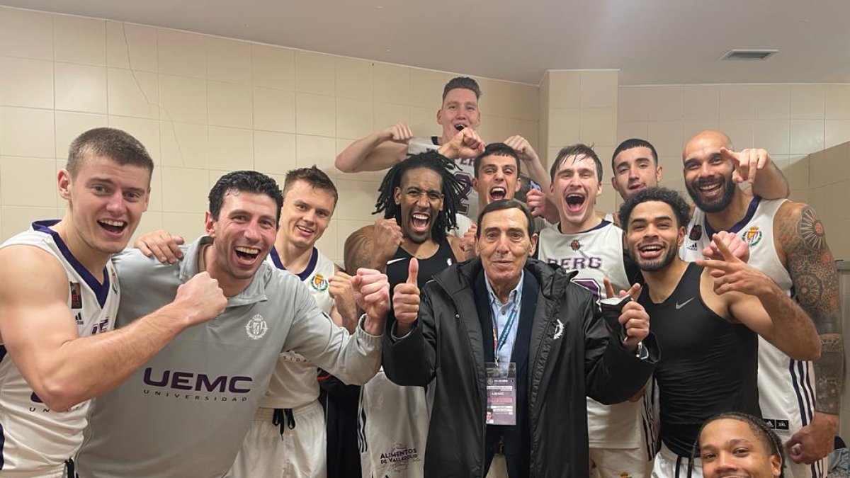 El UEMC Real Valladolid Baloncesto celebra la victoria en el vestuario. / E.M.
