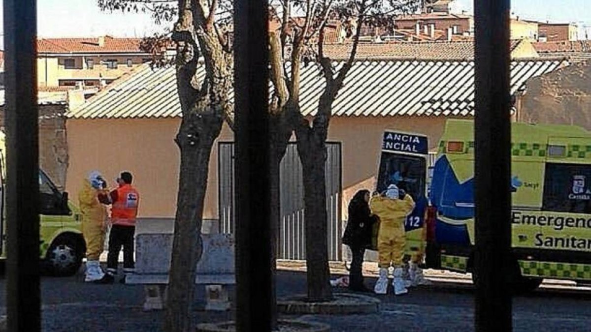 Los sanitarios recogen al misionero y a sus padres a la entrada del domicilio familiar en Olmedo-El Mundo
