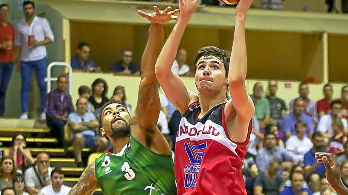 Miguel González lanza a canasta durante el partido que dio el ascenso al CBCValladolid.-MIGUEL ÁNGEL SANTOS (PHOTOGENIC)