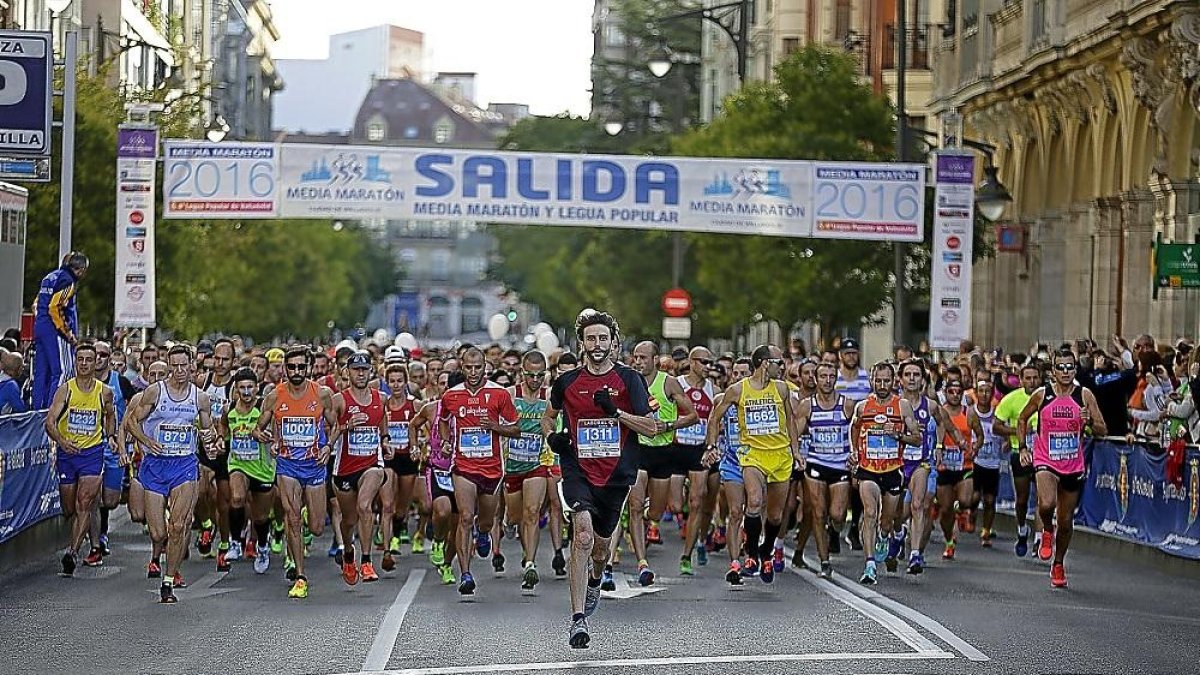 Salida de una pasada Media Maratón Ciudad de Valladolid.-J.C. CASTILLO