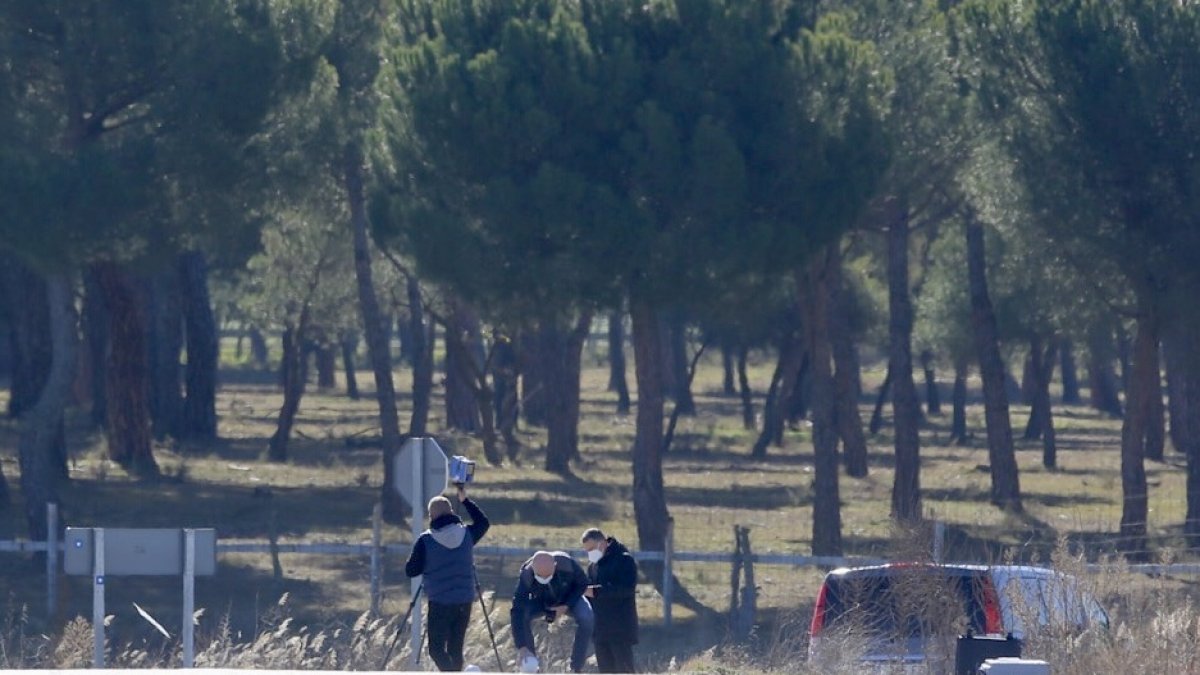 Agentes trabajando en el lugar en el que fue encontrado el cadáver de Esther.- ICAL