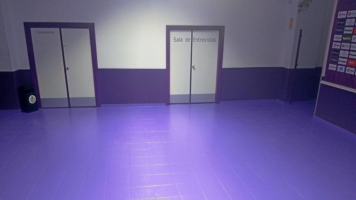 Así luce la zona mixta de vestuarios del Real Valladolid después de haberse pintado el suelo de violeta brillante. Pronto todas las dependencias de la zona baja se verán igual.-A. ALVARADO