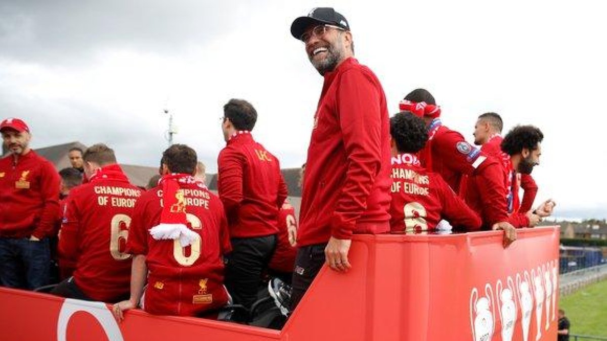 Klopp en el autobús durante la celebración del Liverpool.-